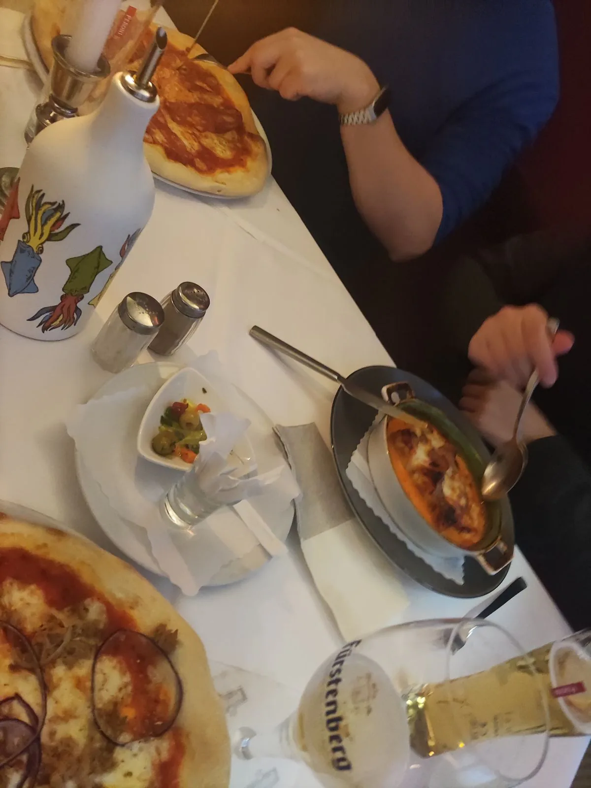 Gäste am Tisch